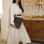 שמלה חלקה עם חגורה